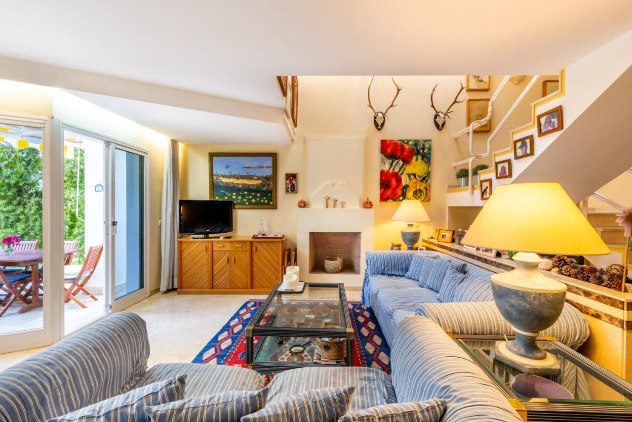 Three-Bedroom House,1152352380:JPEG