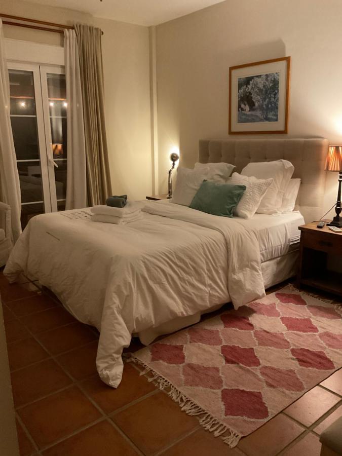 Habitación con cama grande y bañera de hidromasaje