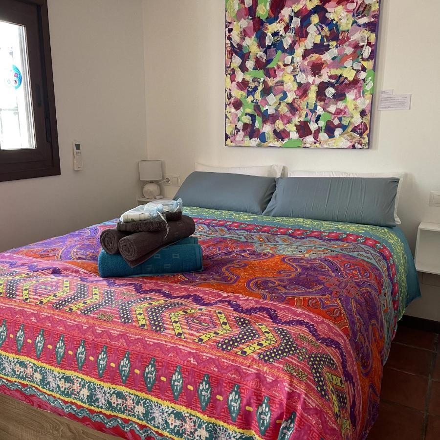 Habitación con cama grande