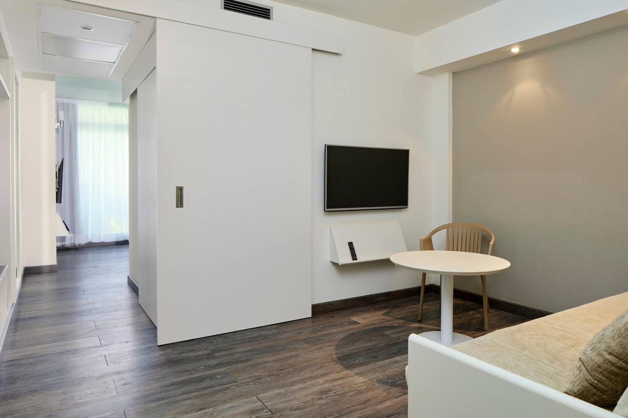 Sol Family Suite (2 Adults + 2 Children),1765811233:JPEG
