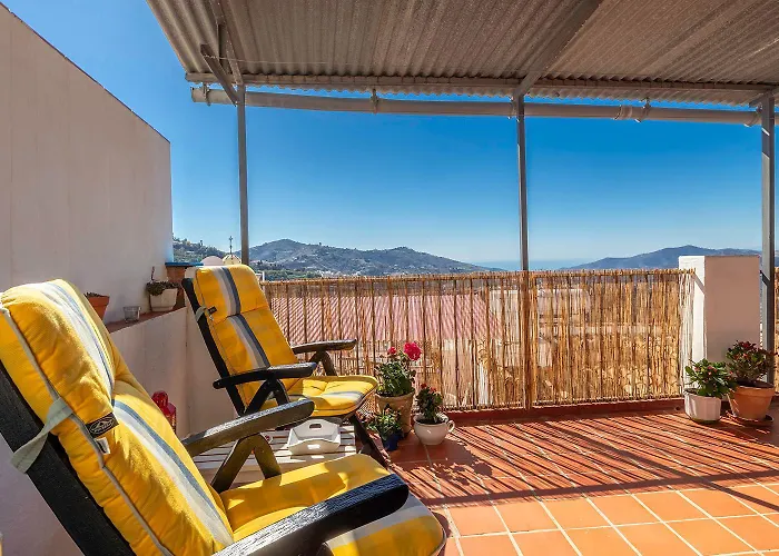 Casa Marlo, Spacious House in the Lively Centre of Cómpeta