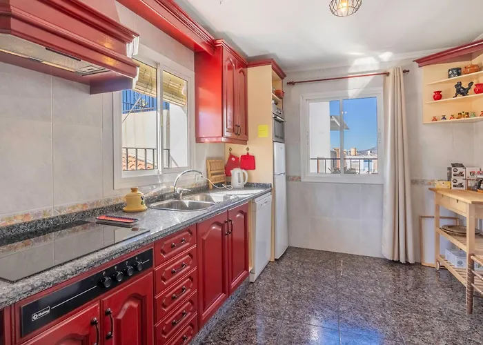 Casa Marlo, Spacious House in the Lively Centre of Cómpeta