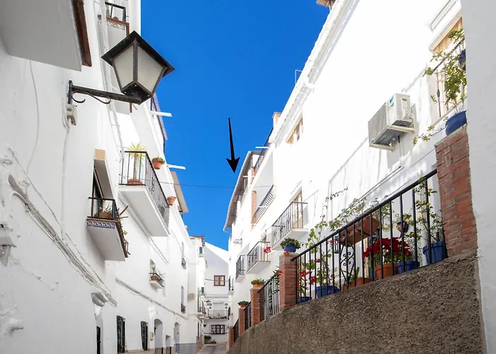 Casa Marlo, Spacious House in the Lively Centre of Cómpeta